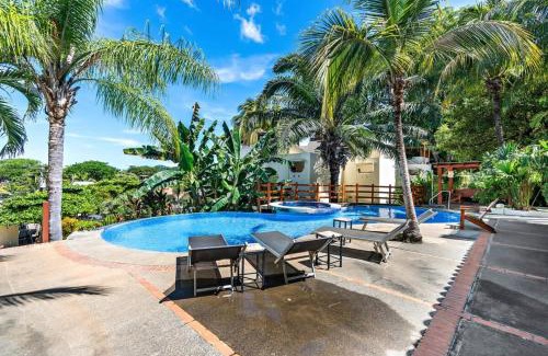 Coco Sunset Hills Apartamento | 2-BD Beauty with Pool, Walk to Beach