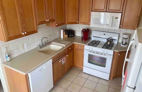 Wildwood Crest Condominio | Condominio de 2 Bd, piscina y vistas del lago Sunset. ¡Mira los fuegos artificiales desde el porche!