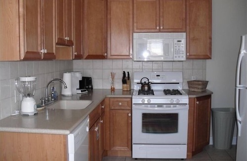 Wildwood Crest Condominio | Condominio de 2 Bd, piscina y vistas del lago Sunset. ¡Mira los fuegos artificiales desde el porche!