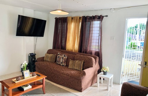 Barbican Apartamento | 2 bdr/1bth apt Central in Kingston