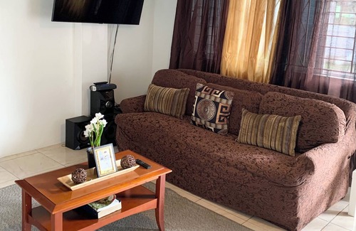 Barbican Apartamento | 2 bdr/1bth apt Central in Kingston