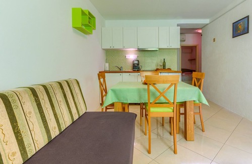 Bacvice Apartamento | 2-bdr apt with shared garden, 3 min walk to beach