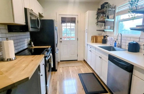 Redding Casa | 2-bdrm, 1.5 bath, dog-friendly, 5 min to downtown, tucked away, scenic views