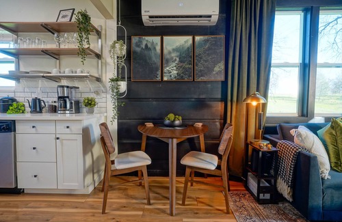 Redding Casa | 2-bdrm, 1.5 bath, dog-friendly, 5 min to downtown, tucked away, scenic views