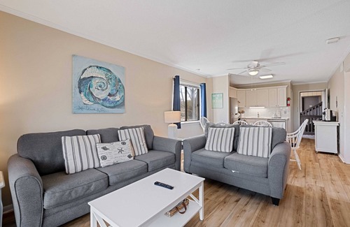 Folly Field Condominio | 2-Bdrm Condo Meets Family Needs - Beach Access - New Reno's - SNOWBIRDS - C13