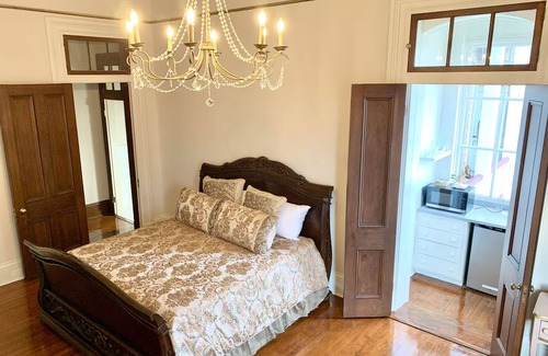 Faubourg Marigny Cama Y Desayuno | 2-bdrm. king balcony suite, cont'l breakfast one block from Fr Quarter and Frenchmen. Sleeps 6