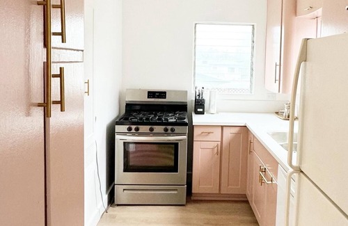 University Heights Casa | 2 bdrm midcentury vibe, new pink kitchen! 7 mins zoo/Balboa. Walk to rstrnts.