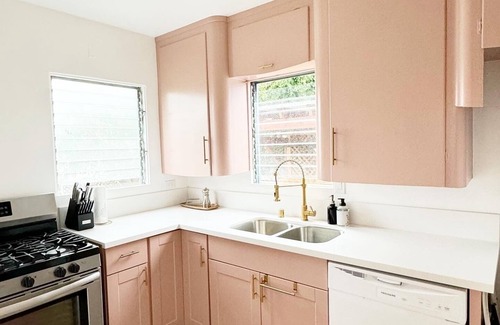University Heights Casa | 2 bdrm midcentury vibe, new pink kitchen! 7 mins zoo/Balboa. Walk to rstrnts.