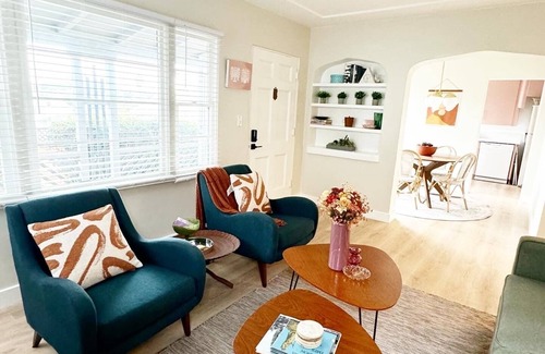 University Heights Casa | 2 bdrm midcentury vibe, new pink kitchen! 7 mins zoo/Balboa. Walk to rstrnts.