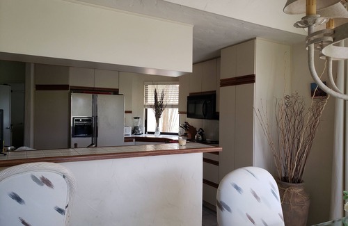 Palm Desert Condominio | 2 recámaras más den, 2 baños. Con vistas al hoyo 8 del campo Challenge con lago