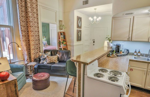 Main - Military Plaza Apartamento | 2 Bdrm Sits on Riverwalk