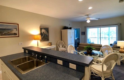 Sea Trail Condominio | 2 BDRM Sunset Beach Condo: Patio proyectado con vista del hoyo 10 de Jones / Byrd.