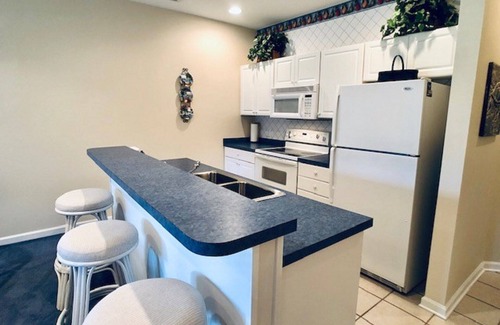 Sea Trail Condominio | 2 BDRM Sunset Beach Condo: Patio proyectado con vista del hoyo 10 de Jones / Byrd.