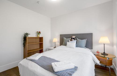 Hastings Casa | 2 Bds suite beautiful Yard near PNE