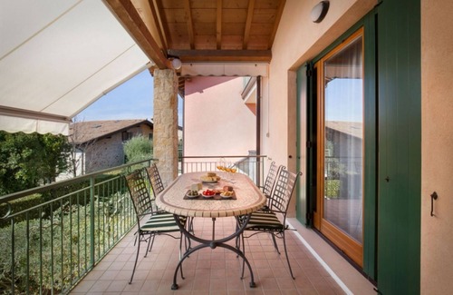 Albisano Apartamento | CASA MINERVA - NUEVA, CENTRAL Y SUPERIAMENTE AMUEBLADA, EN UN OASIS VERDE CON PISCINAS Y TINA IDROMASSAG