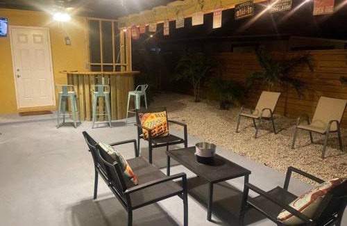Greenacres Casa | “2-Bed- 1.5 Bath with outdoor bar
