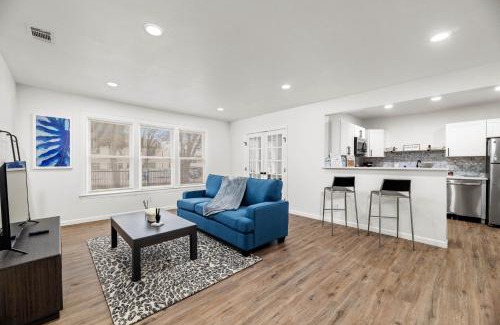 Junius Heights Apartamento | 2 Bed 1 Bath Condos near Lakewood