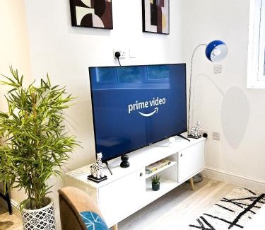 West Hendon Apartamento | 2 BED 1 BATH LUXURY APARTMENT 20 Mins Drive to Central London 10 Min Drive to Wembley Stadium Free Driveway Parking