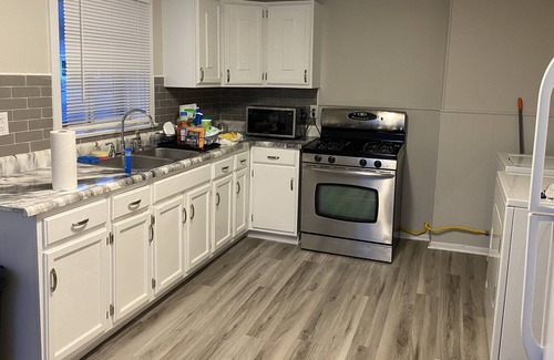 Kingston Apartamento | 2 bed 1 bath remodeled furnished apartment