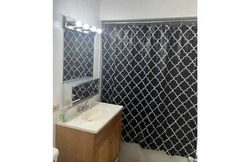 Posen Apartamento | 2 Bed 1 Bath Rental balcony Close to Ingalls Hospital