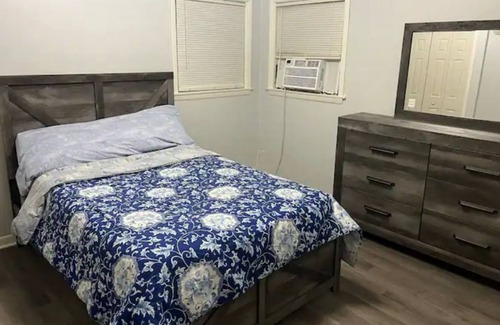 Posen Apartamento | 2 Bed 1 Bath Rental balcony Close to Ingalls Hospital
