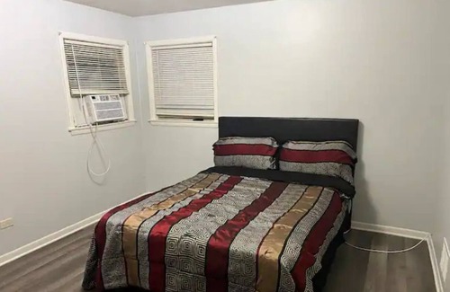 Posen Apartamento | 2 Bed 1 Bath Rental balcony Close to Ingalls Hospital