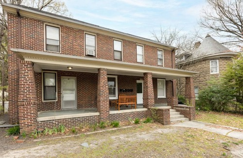 Downtown Greensboro Condominio | 2 bed 1bath modern and cozy condo in vibrant neighborhood downtown Greensboro