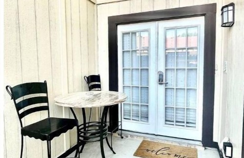 South Arlington Casa | 2 bed 2.5 bath townhouse with private parking.