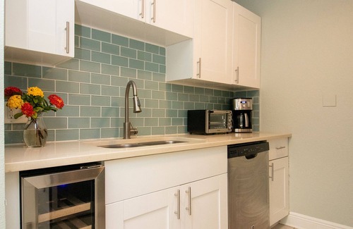 North Redington Beach Condominio | 2 Bed, 2 Bath, 1 minute walk to the sand!