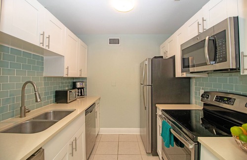 North Redington Beach Condominio | 2 Bed, 2 Bath, 1 minute walk to the sand!