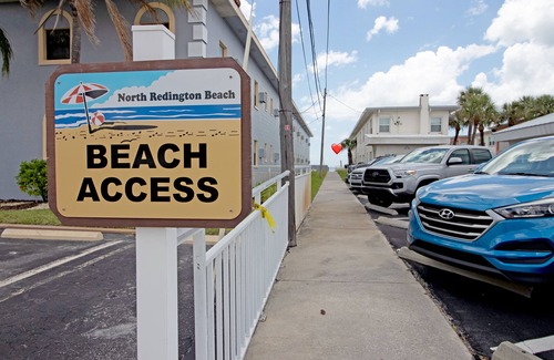 North Redington Beach Condominio | 2 Bed, 2 Bath, 1 minute walk to the sand!