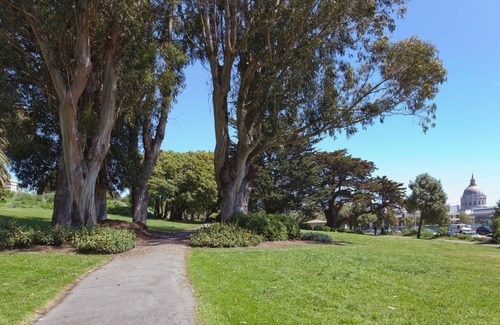 Fillmore District Apartamento | 2-bed/2-bath condo next to Jefferson Square Park, close to many city attractions