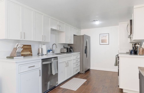 Bakersfield Condominio | 2 bed 2 bath condo with washer & dryer, parking garage, and office space