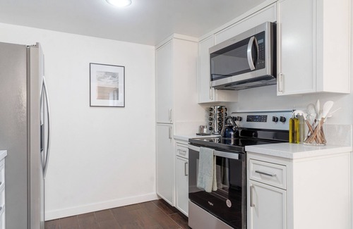 Bakersfield Condominio | 2 bed 2 bath condo with washer & dryer, parking garage, and office space
