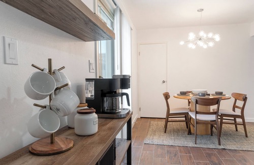 Bakersfield Condominio | 2 bed 2 bath condo with washer & dryer, parking garage, and office space