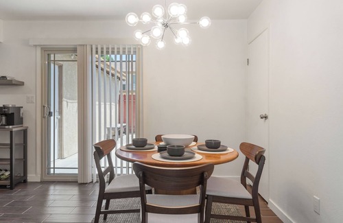 Bakersfield Condominio | 2 bed 2 bath condo with washer & dryer, parking garage, and office space