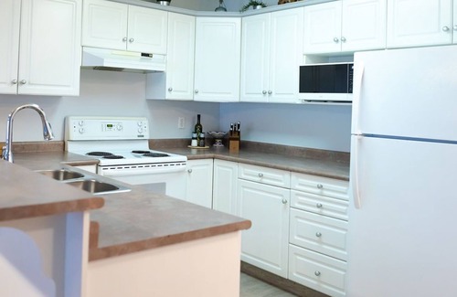 Sicamous Condominio | 2 Bed 2 Bath Condo with boat slip & seasonal pool + hot tub