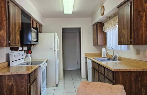 Fountain of the Sun Casa | 2 bed 2 bath home in a gated/guarded 55+ community with golf and free amenities.