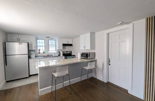 Hyannis Casa | 2 bed 2 bath house in Hyannis walk to beach, Harbor, Main st, pet friendly fence
