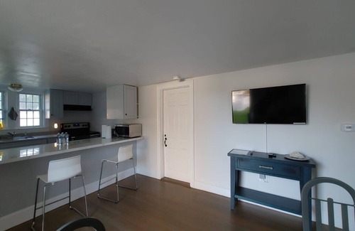 Hyannis Casa | 2 bed 2 bath house in Hyannis walk to beach, Harbor, Main st, pet friendly fence