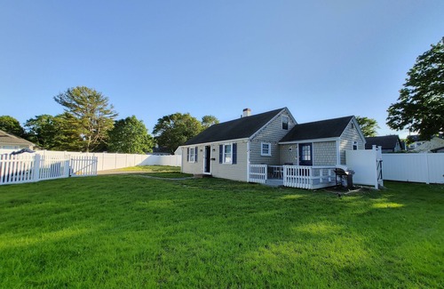 Hyannis Casa | 2 bed 2 bath house in Hyannis walk to beach, Harbor, Main st, pet friendly fence