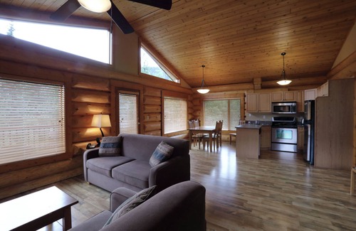 Clearwater Cabina | 2 Bed, 2 Bath Log Cabin in Wilderness Resort Near Wells Gray Provincial Park