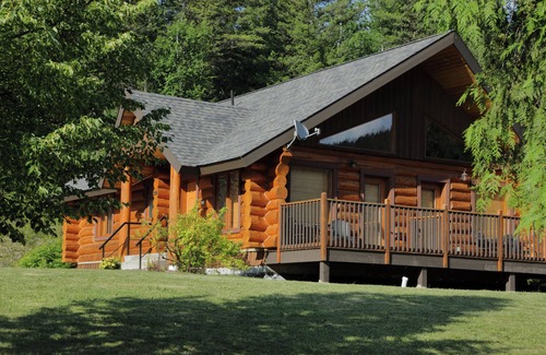 Clearwater Cabina | 2 Bed, 2 Bath Log Cabin in Wilderness Resort Near Wells Gray Provincial Park
