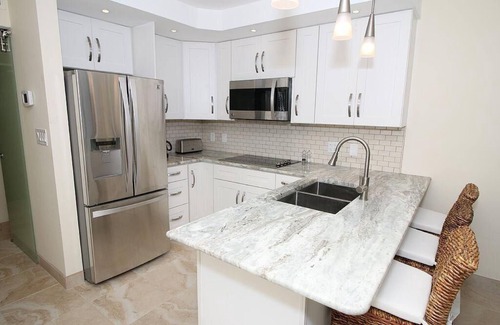 Red Hook Condominio | Sapphire Sunrise, True 2 Bd / 2 Ba, FRENTE A LA PLAYA, renovaciones modernas de lujo