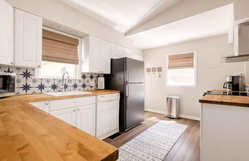 West Plaza Casa | 2 bed, 2 bath West Plaza House, yard, parking!