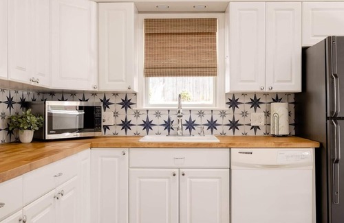 West Plaza Casa | 2 bed, 2 bath West Plaza House, yard, parking!