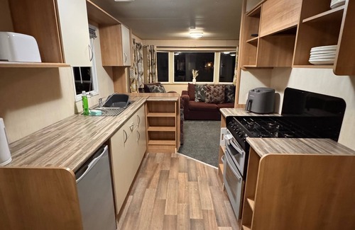 Towyn Chalet De Esquí | 2 Bed Caravan - Sleeps 6 - Pet Friendly, Parking