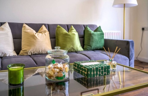 Custom House Apartamento | 2 Bed close to ExCeL London and Elizabeth Line with Wi-Fi