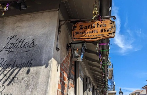 French Quarter Condominio | 2 bed condo - 1 block to Quarter. Very walkable.