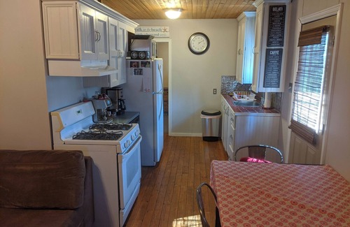 Wasaga Beach Cabaña | 2 Bed cottage in Wasaga Beach, steps from beach, minutes to Blue Mountain